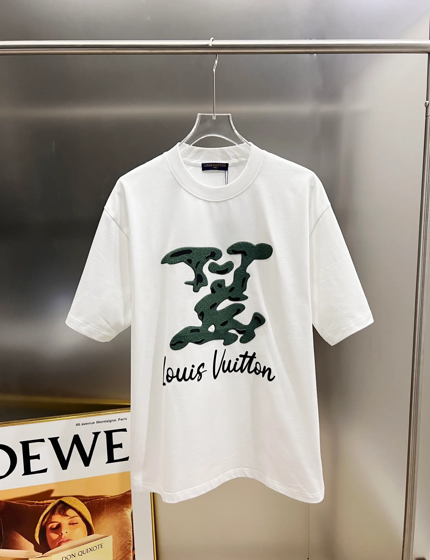 🅿️190 1v Louis* 2025 autumn and winter new style, classic big V letter three-dimensional craft design, high-end version! Highly breathable and comfortable, customized double-yarn plain cotton fabric. Short-sleeved T-shirt. Same style for men and women. Sizes S M L XL XXL Five sizes black white Angora red